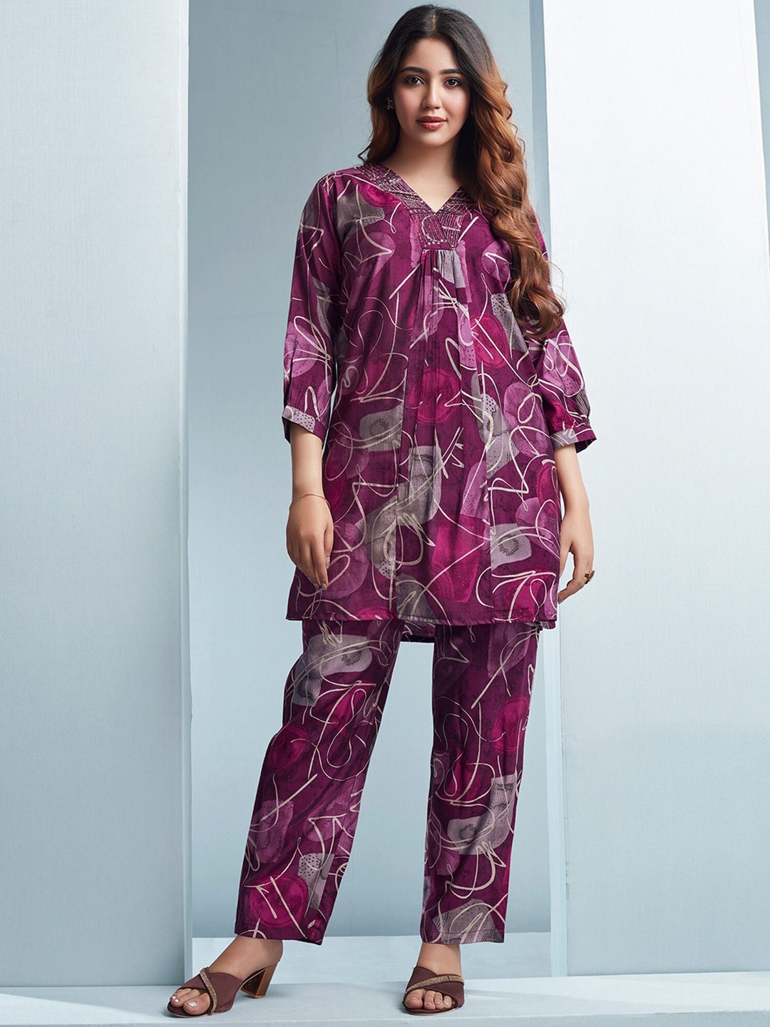 

Peachmode Abstract Printed Mirror Work Tunic With Trousers, Purple
