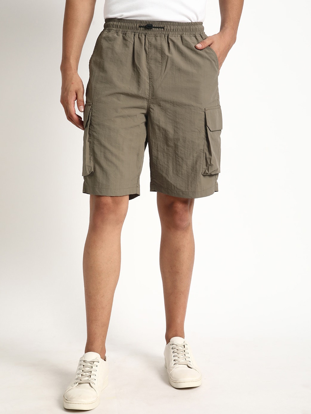 

Bene Kleed Men Mid Rise Relaxed Fit Cargo Shorts, Brown