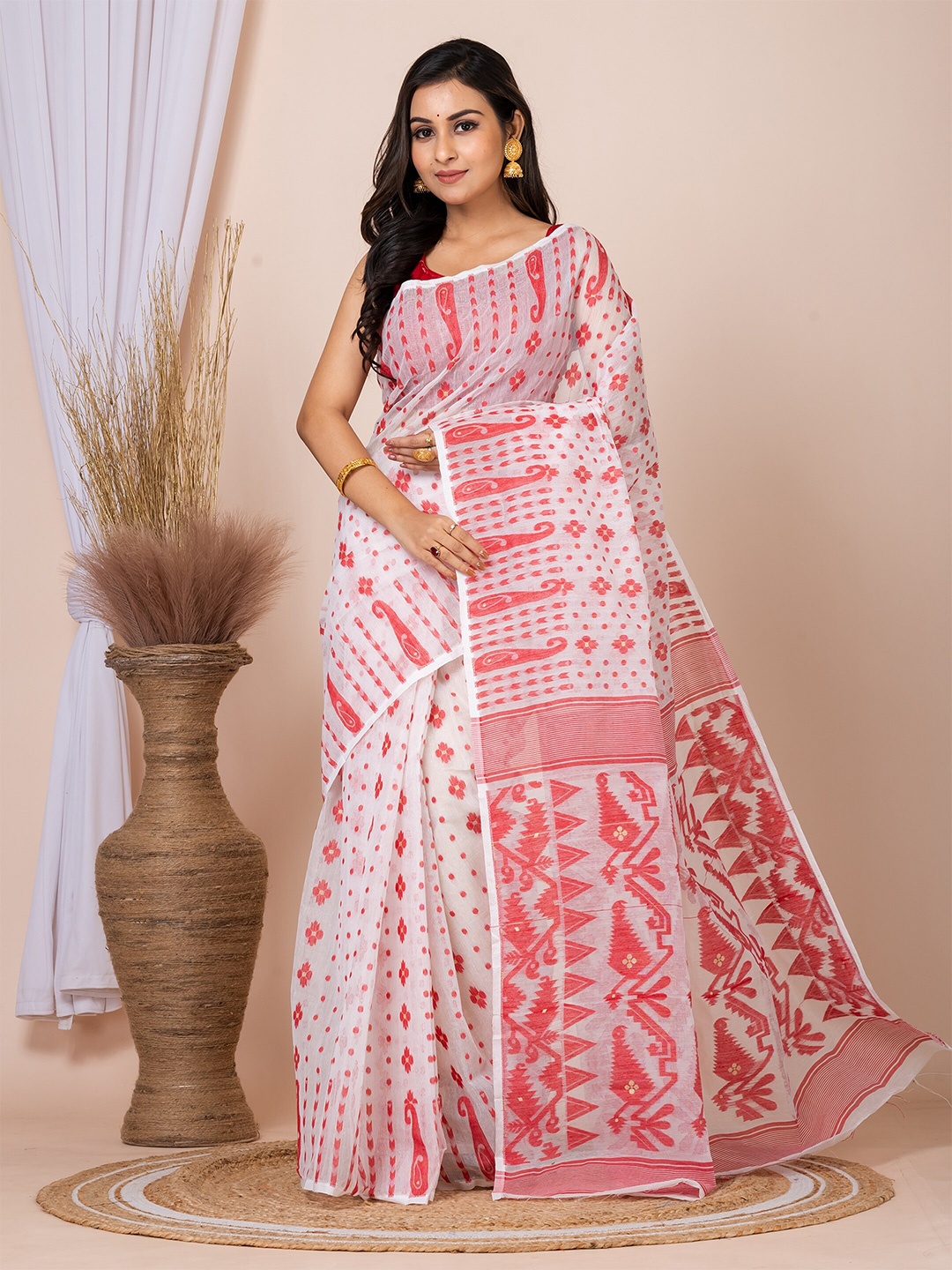 

HOUSE OF ARLI Floral Pure Cotton Jamdani Saree, White