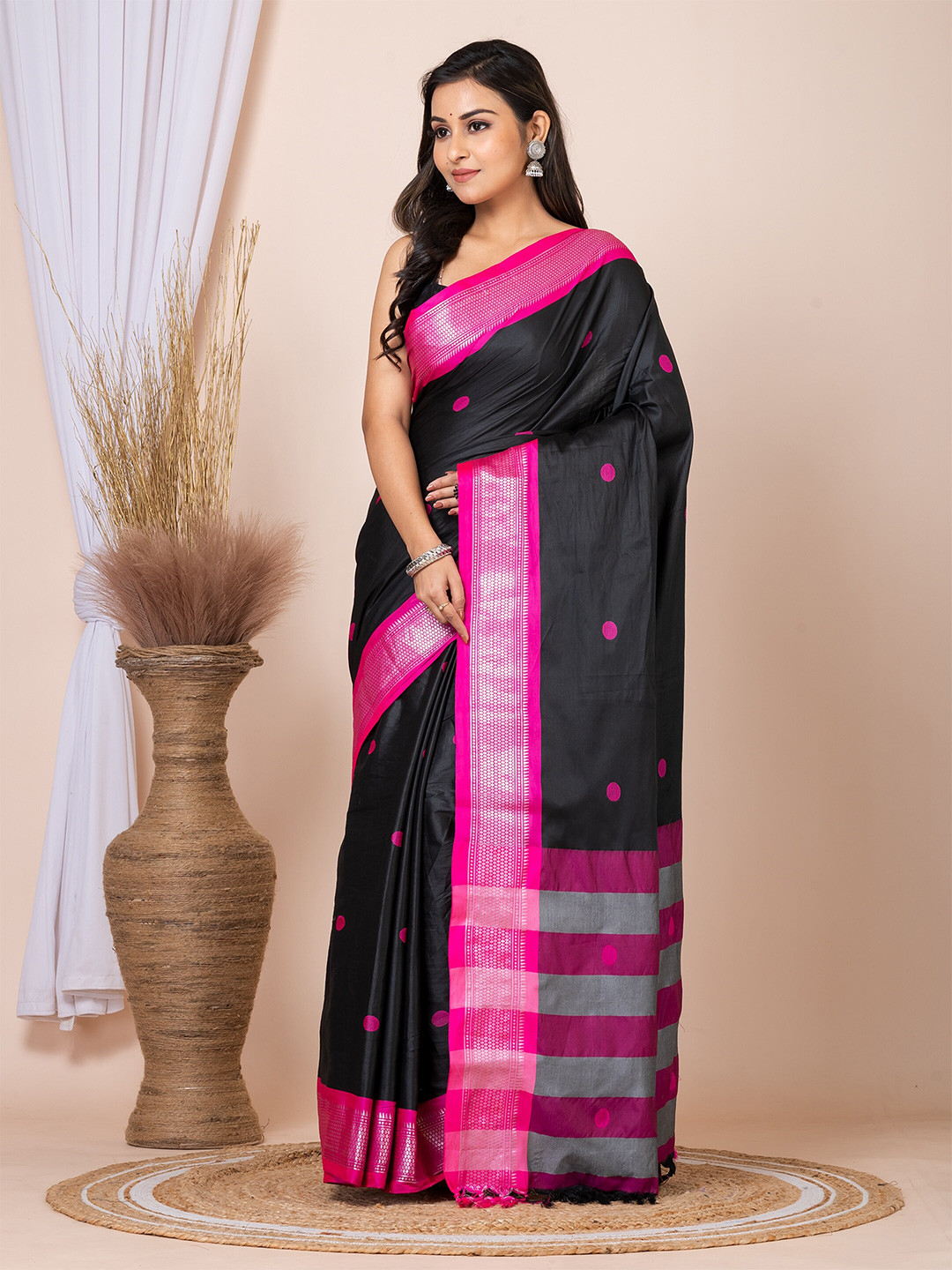 

HOUSE OF ARLI Woven Design Saree, Black