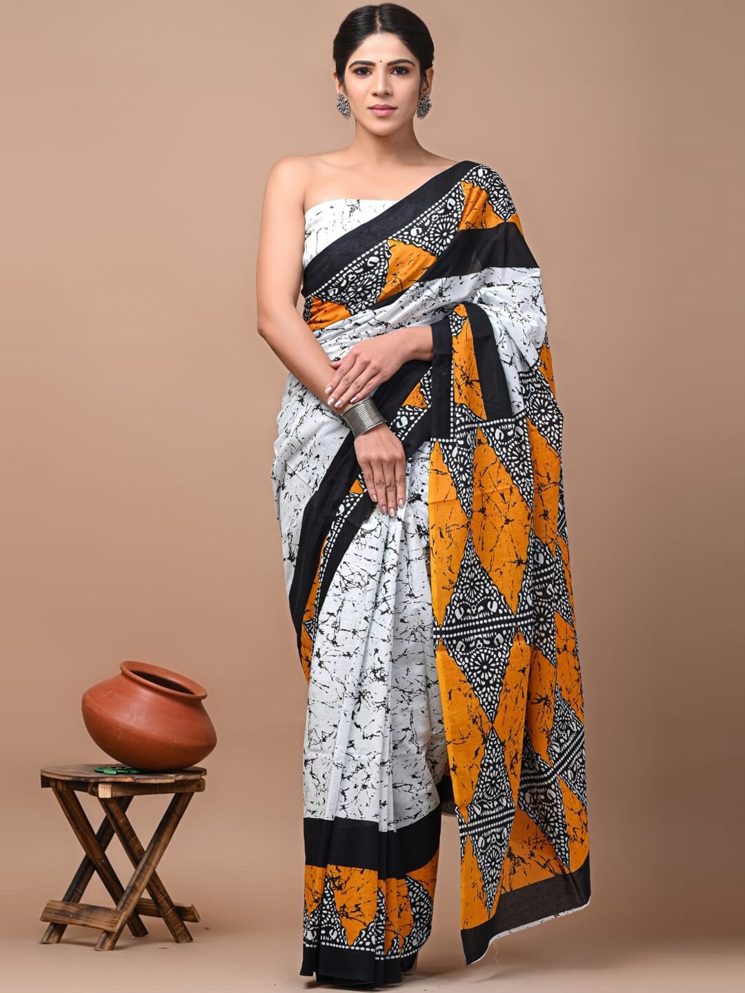

Siya Fashion Silk Cotton Saree, White