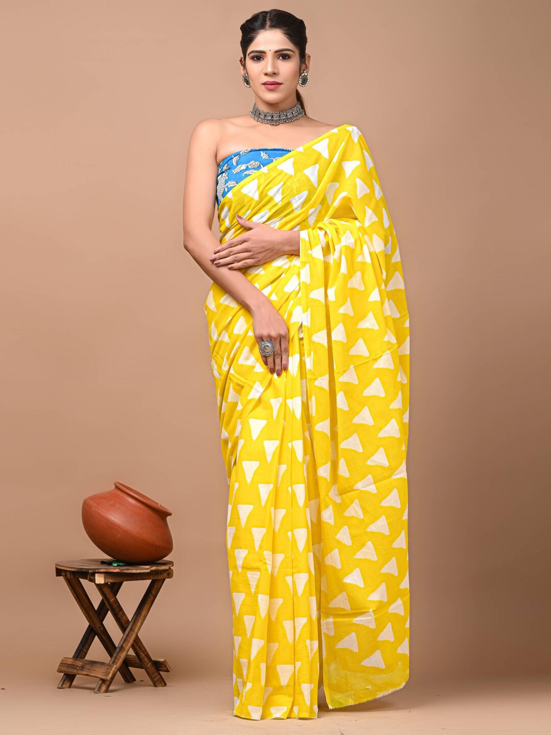 

Siya Fashion Silk Cotton Block Print Saree, Yellow