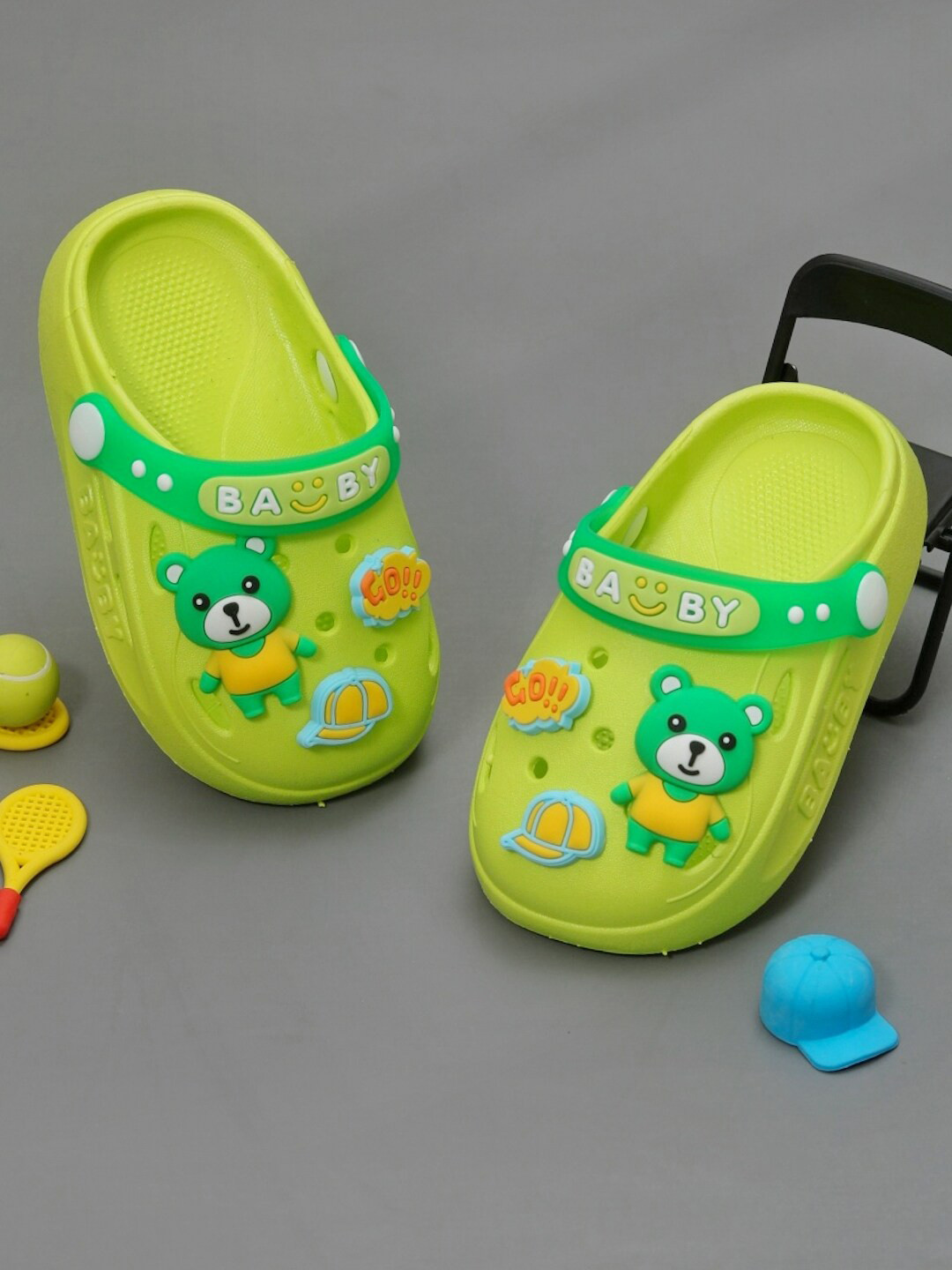 

Yellow Bee Boys Self Design Clogs, Green
