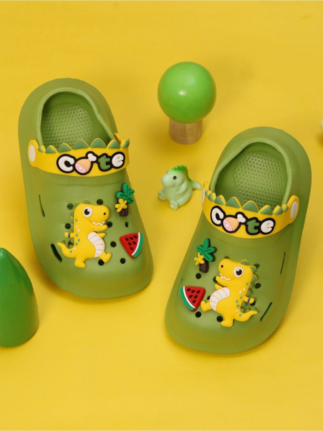 

Yellow Bee Boys Self Design Clogs, Green