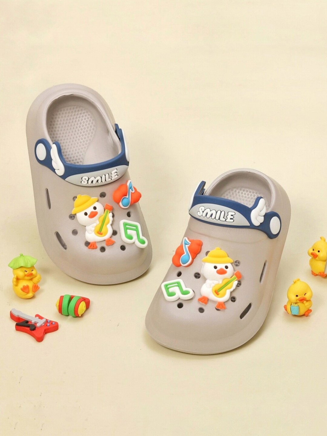 

Yellow Bee Boys Self Design Clogs, Grey