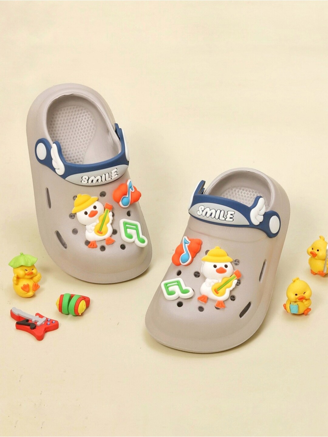

Yellow Bee Boys Self Design Clogs, Grey