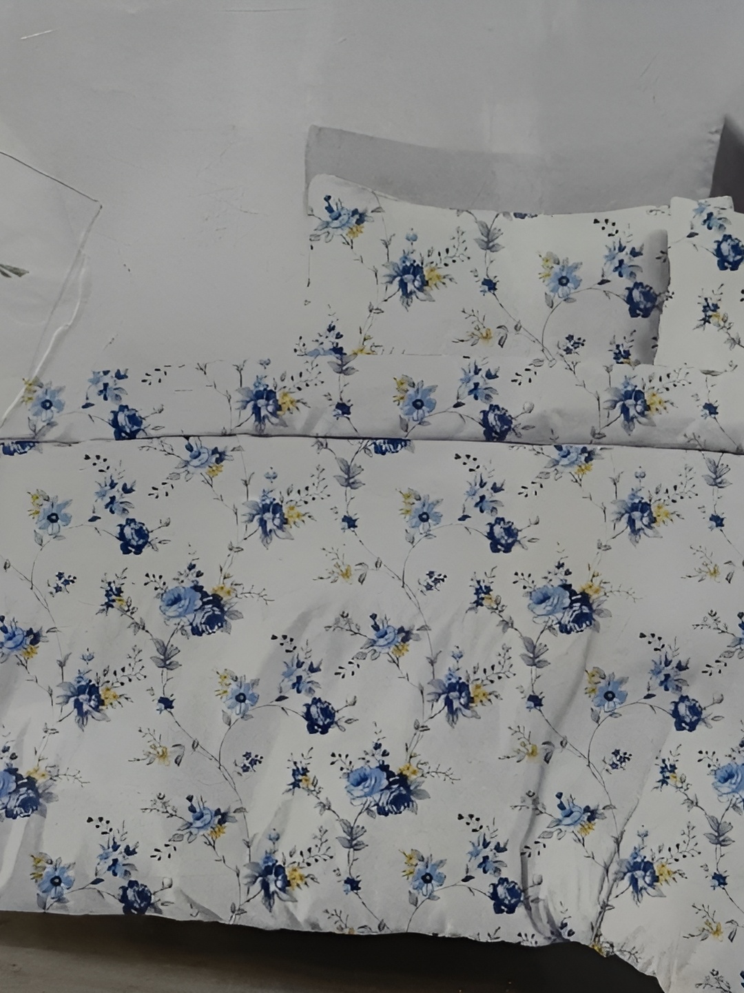

Signature White & Blue Floral Cotton 4 Piece Double King Fine Bedding Set