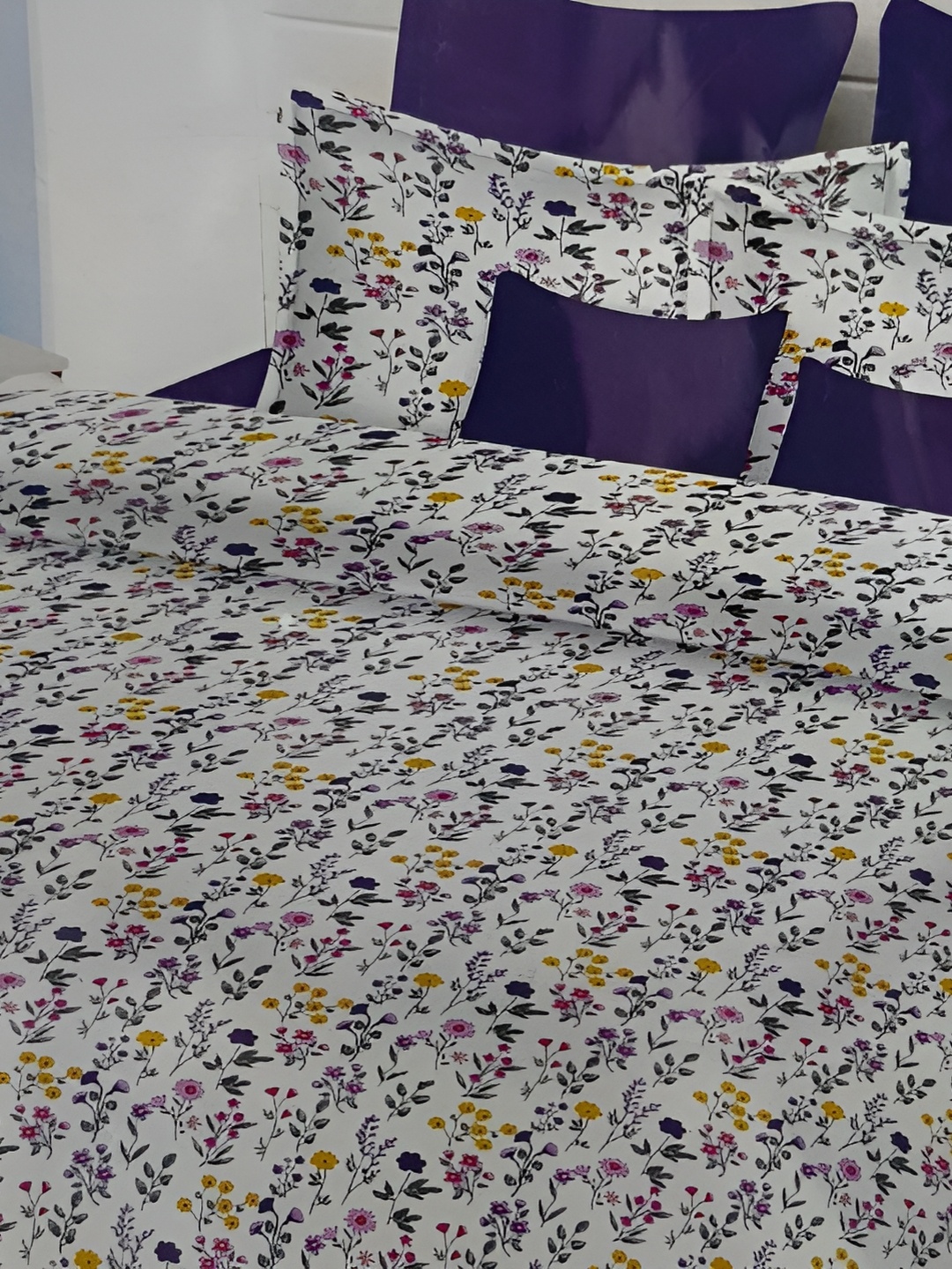 

Signature White & Navy Blue Floral Cotton 4 Piece Double King Fine Bedding Set