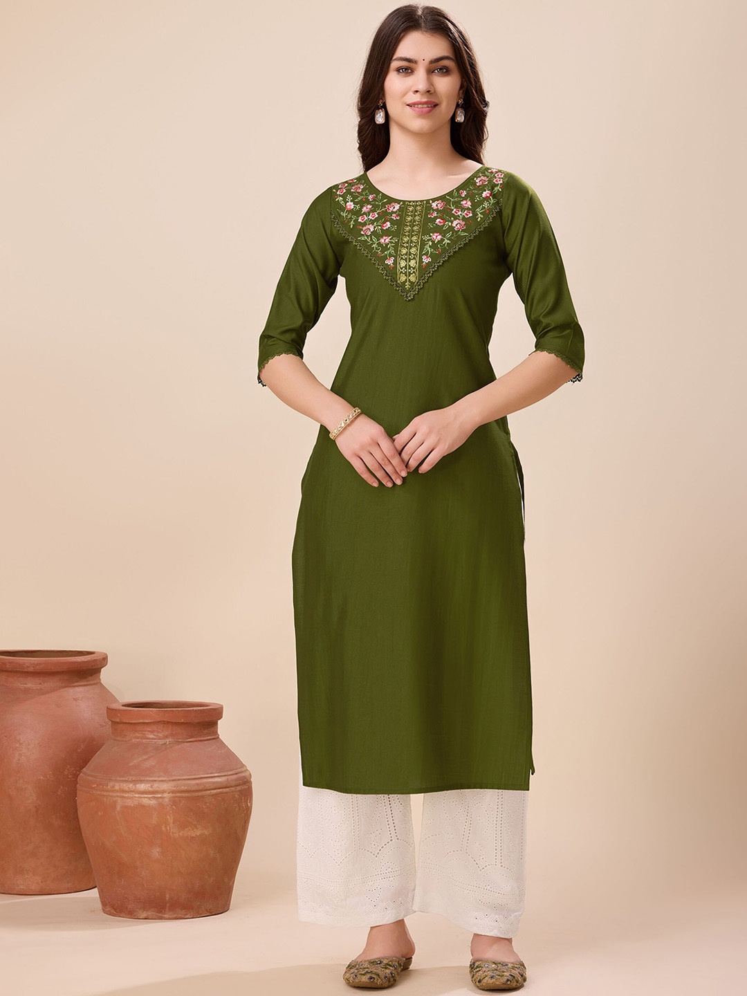 

MOJILAA Floral Embroidered Straight Kurta, Green