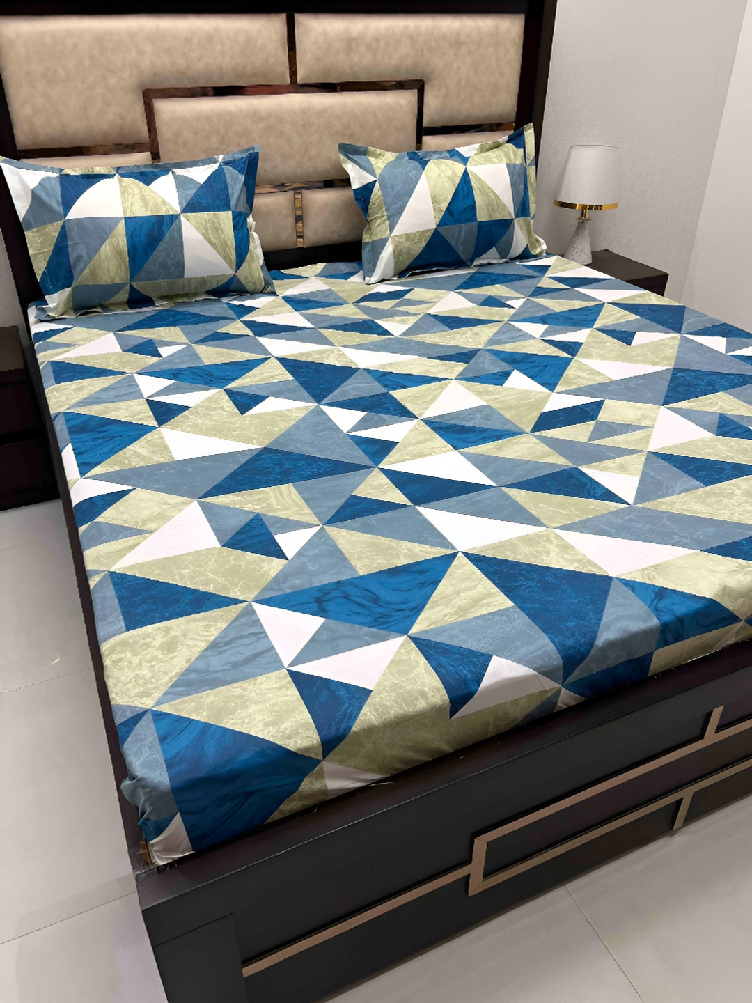 

Pure Decor Blue & White Geometric 330 TC Pure Cotton King Bedsheet with 2 Pillow Covers