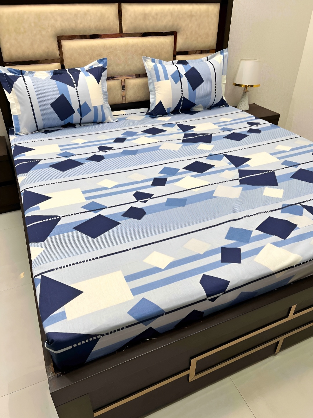 

Pure Decor Blue & White Geometric Cotton 330 TC King Bedsheet with 2 Pillow Covers