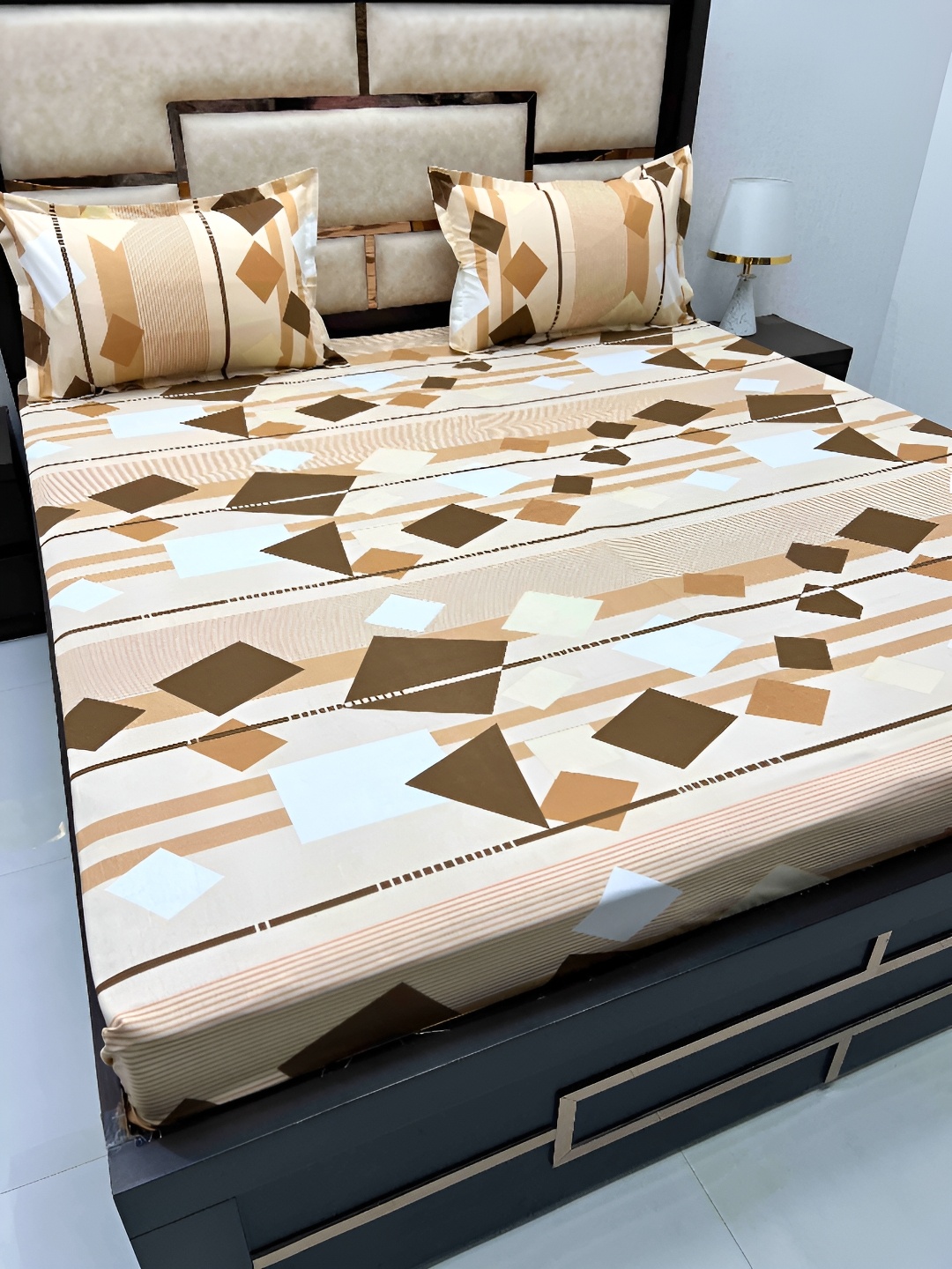

Pure Decor Brown & White Geometric 330 TC Pure Cotton King Bedsheet with 2 Pillow Covers