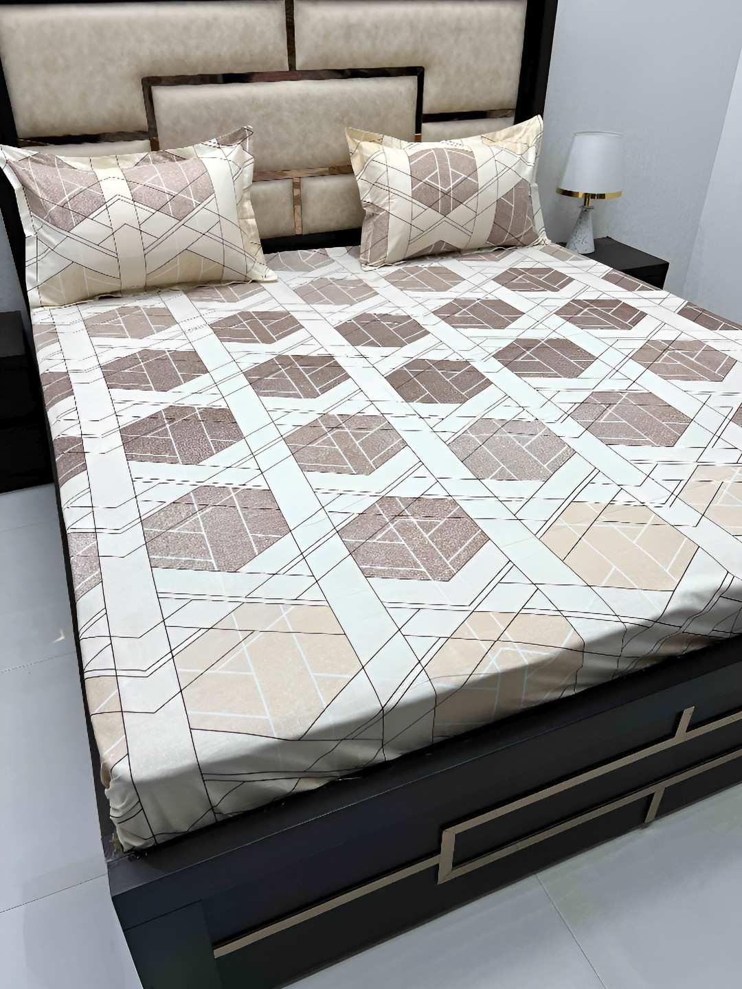 

Pure Decor Brown & White Geometric Cotton 330 TC King Bedsheet With 2 Pillow Covers