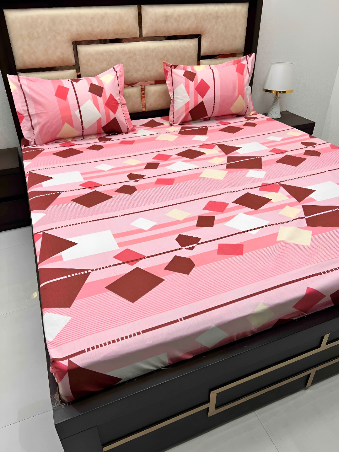 

Pure Decor Pink & White Geometric 330 TC Pure Cotton King Bedsheet with 2 Pillow Covers