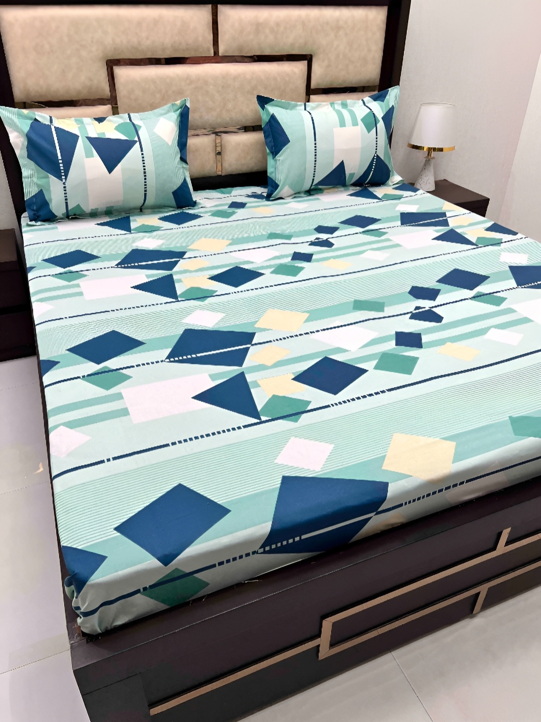 

Pure Decor Green & White Geometric 330 TC Pure Cotton King Bedsheet with 2 Pillow Covers