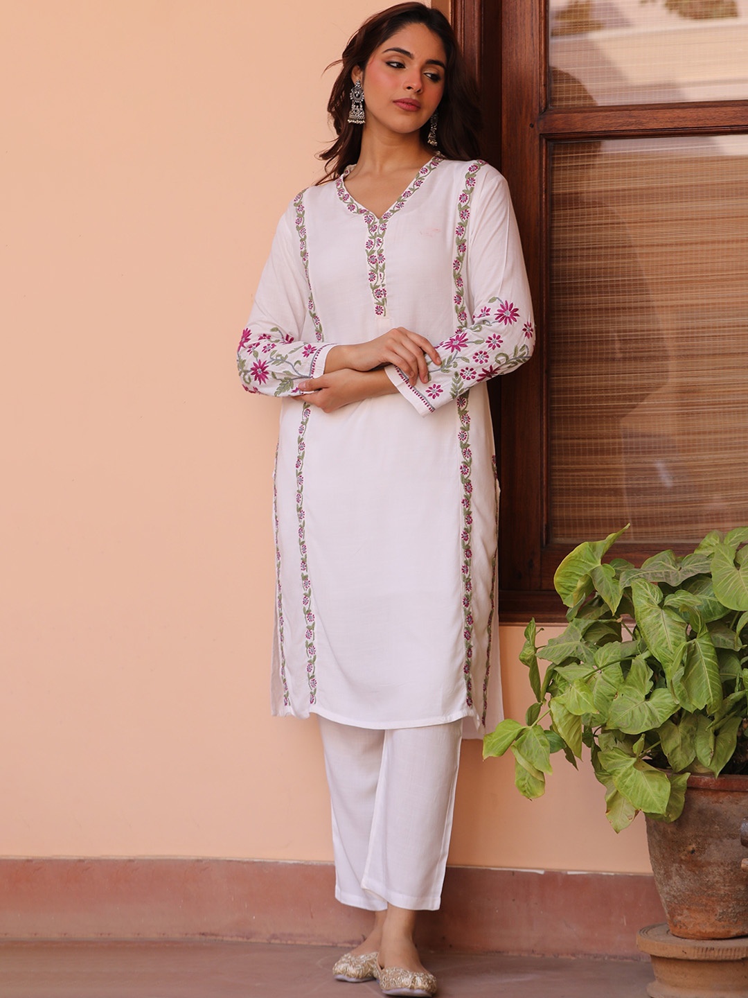 

HOUSE OF KARI Floral Embroidered V-Neck Chikankari Kurta Set, White