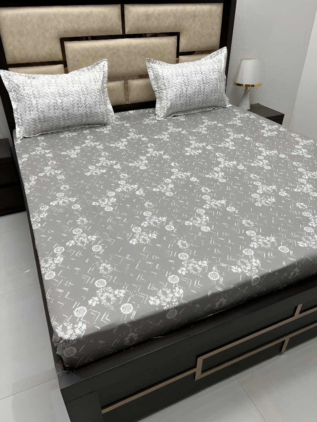 

Pure Decor Grey & White 350 TC Pure Cotton King Bedsheet with 2 Pillow Covers