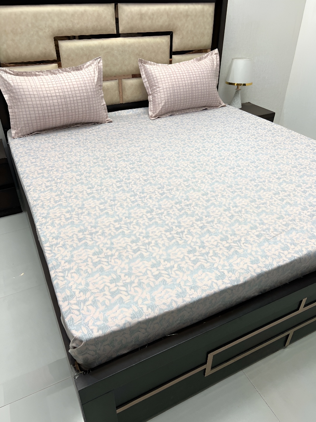 

Pure Decor Blue & White Floral Cotton 350 TC King Bedsheet With 2 Pillow Covers