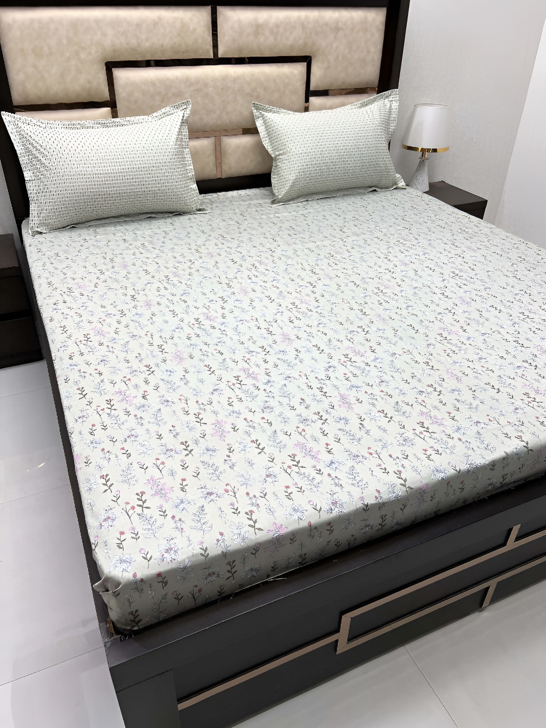 

Pure Decor Green & White Floral 350 TC Pure Cotton King Bedsheet with 2 Pillow Covers