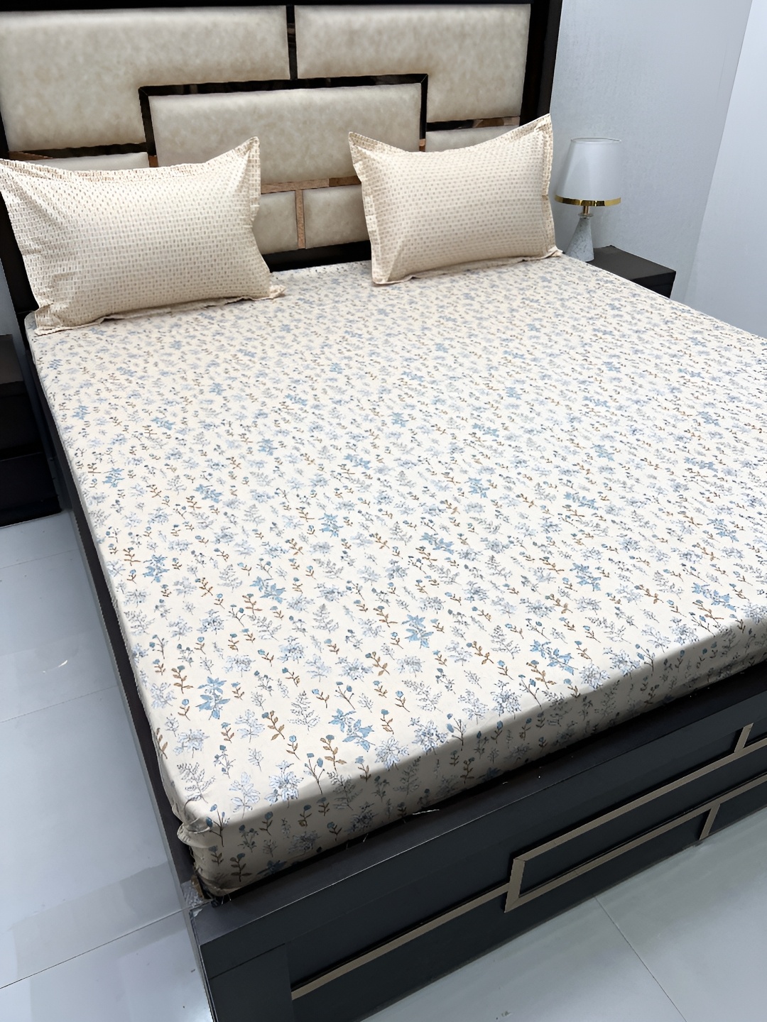 

Pure Decor Yellow & White Floral Cotton 350 TC King Bedsheet with 2 Pillow Covers