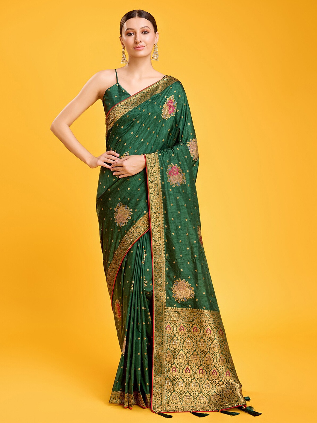 

MONJOLIKA FASHION Floral Woven Design Zari Saree, Green