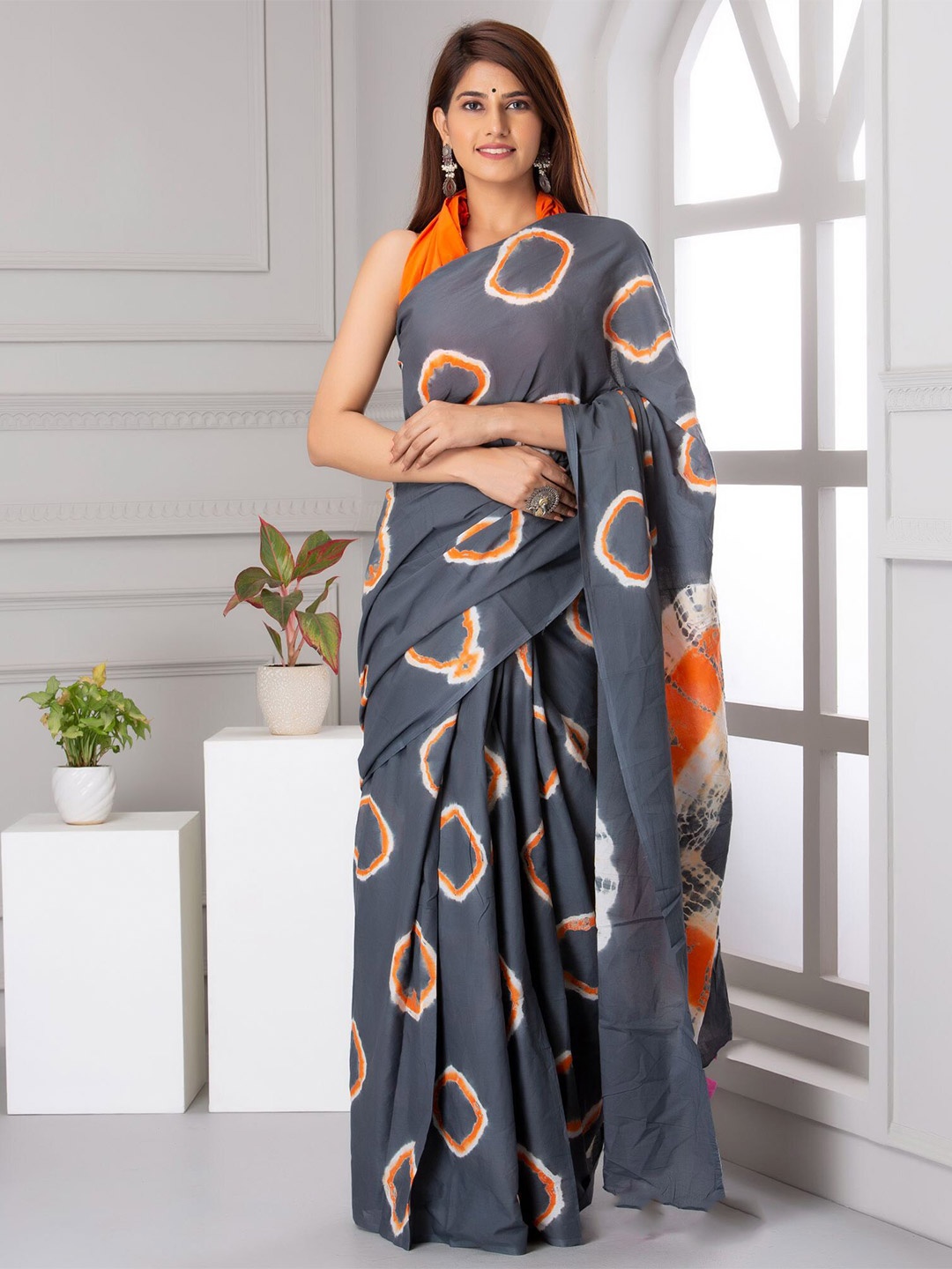 

Shivanya Handicrafts Tie and Dye Pure Cotton Saree, Grey