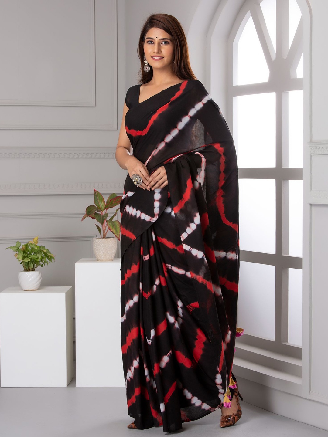 

Shivanya Handicrafts Tie and Dye Pure Cotton Block Print Saree, Black