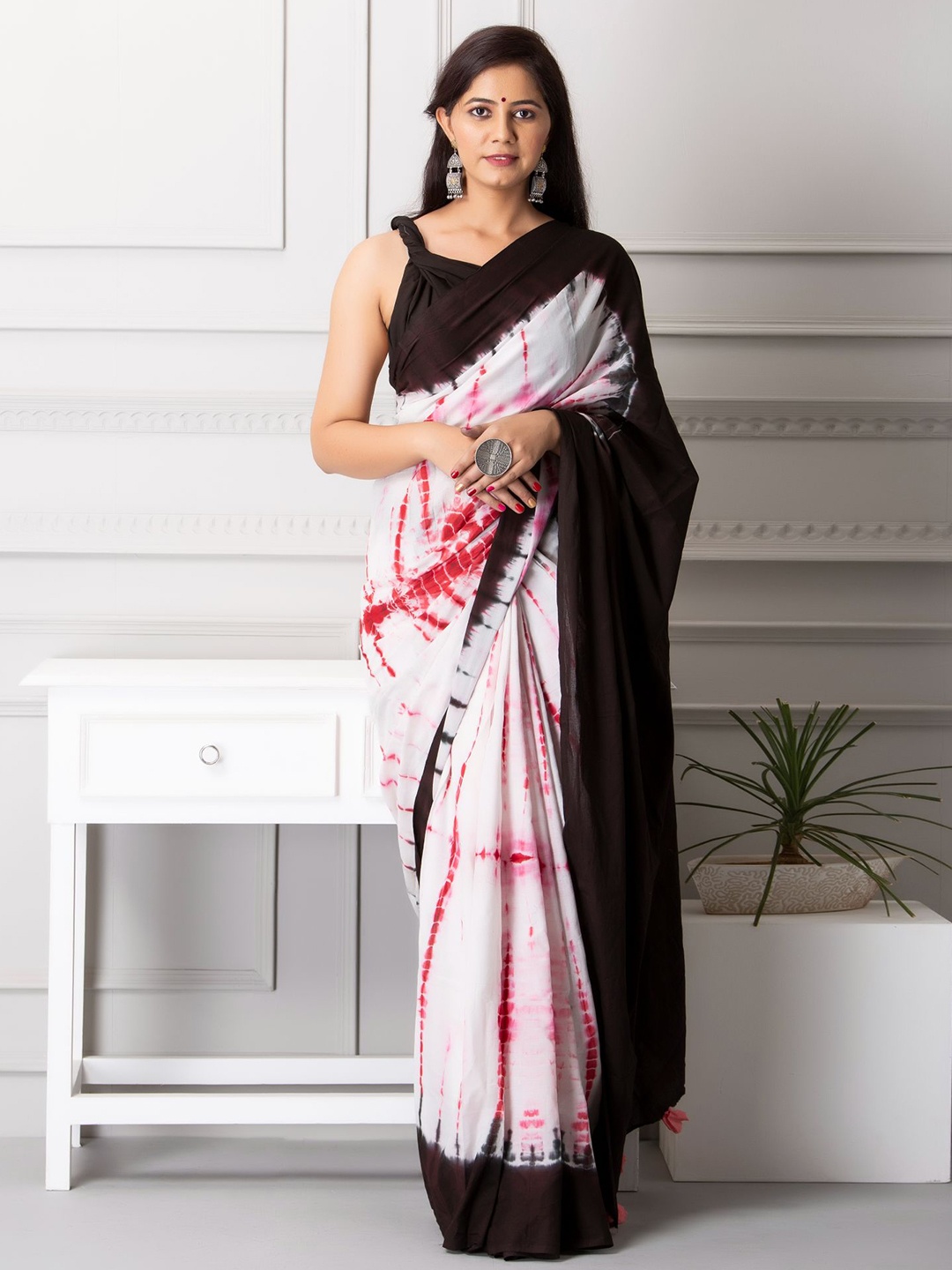 

Shivanya Handicrafts Tie and Dye Pure Cotton Block Print Saree, White