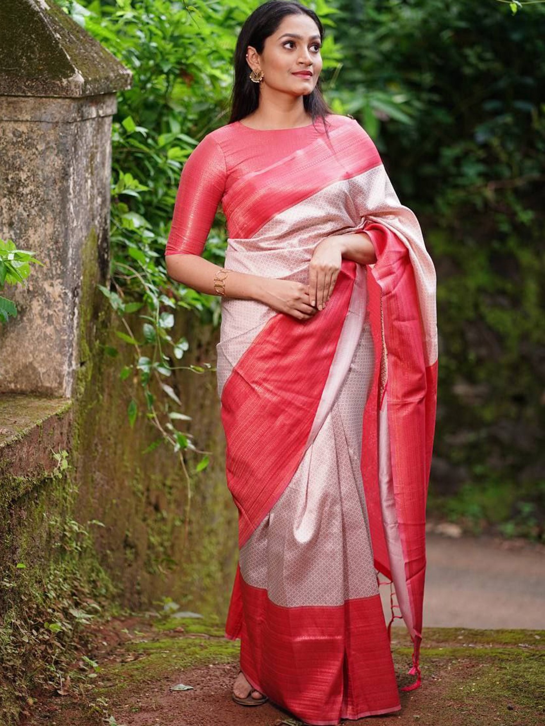 

Marziyaa Geometric Woven Design Zari Silk Cotton Banarasi Saree, White