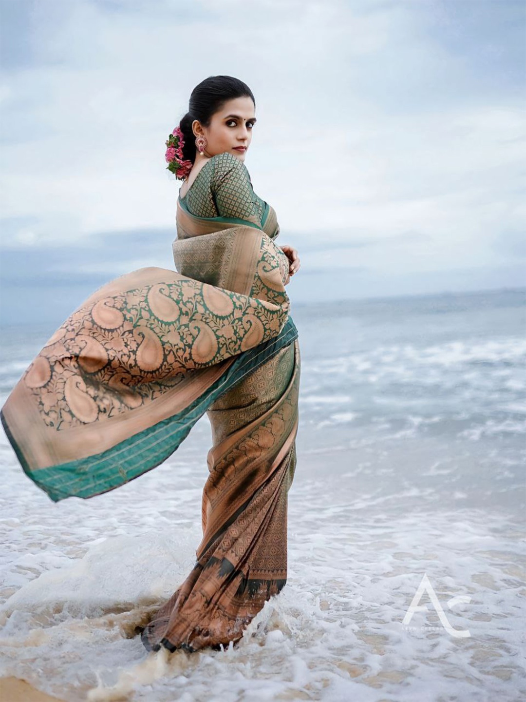 

Marziyaa Ethnic Woven Design Zari Silk Cotton Banarasi Saree, Green