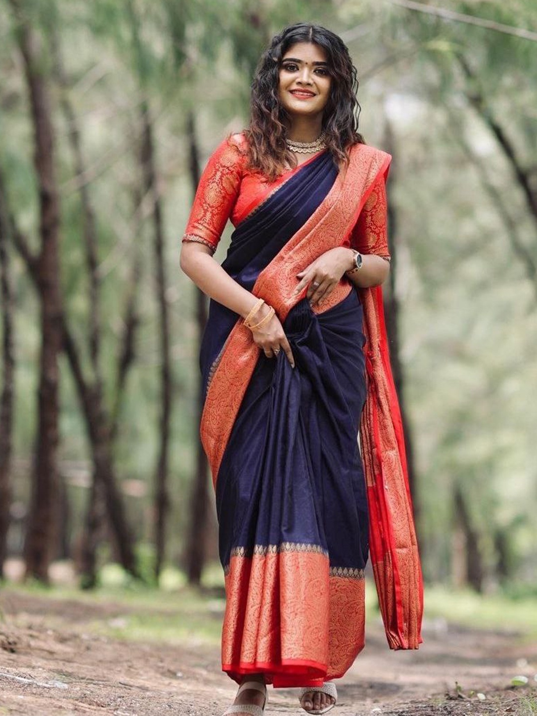 

Marziyaa Zari Silk Cotton Banarasi Saree, Navy blue