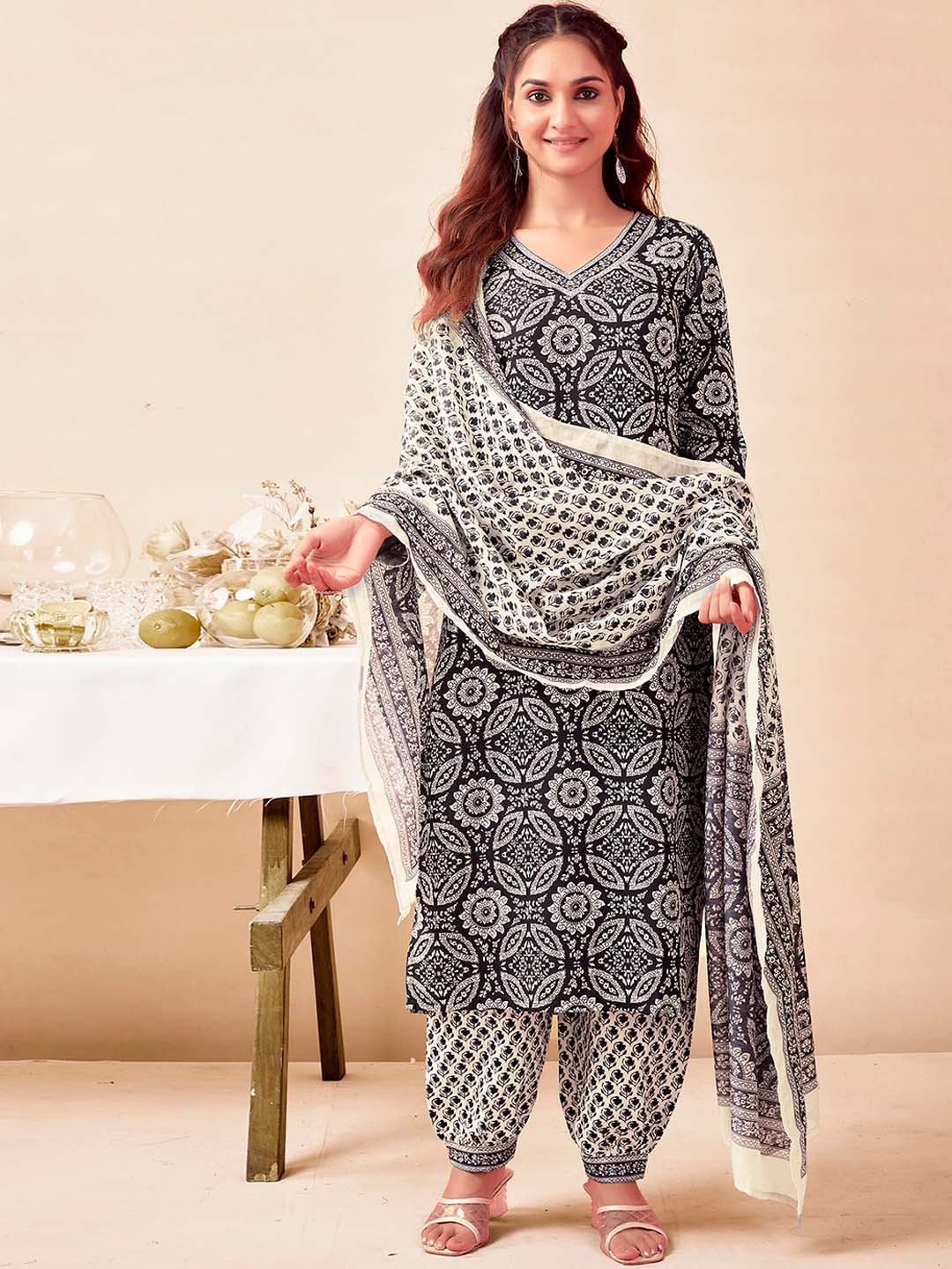 

SKYLEE Floral Printed Straight Kurta & Salwar With Dupatta, Black