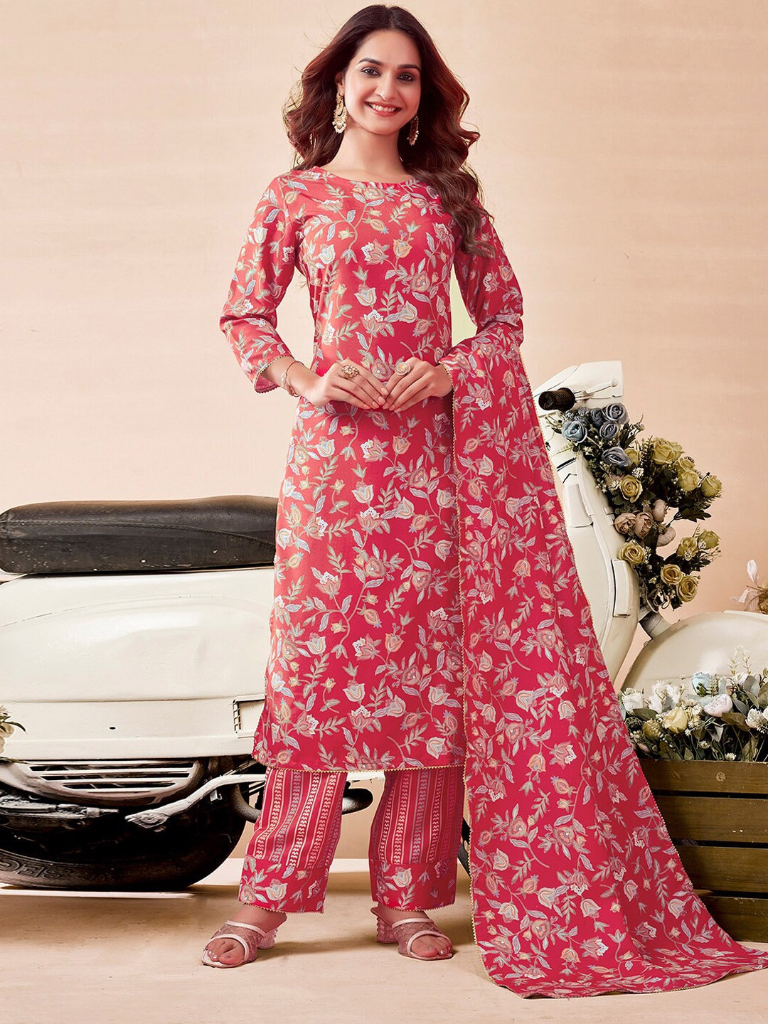

SKYLEE Floral Printed Gotta Patti Straight Kurta & Trousers With Dupatta, Red