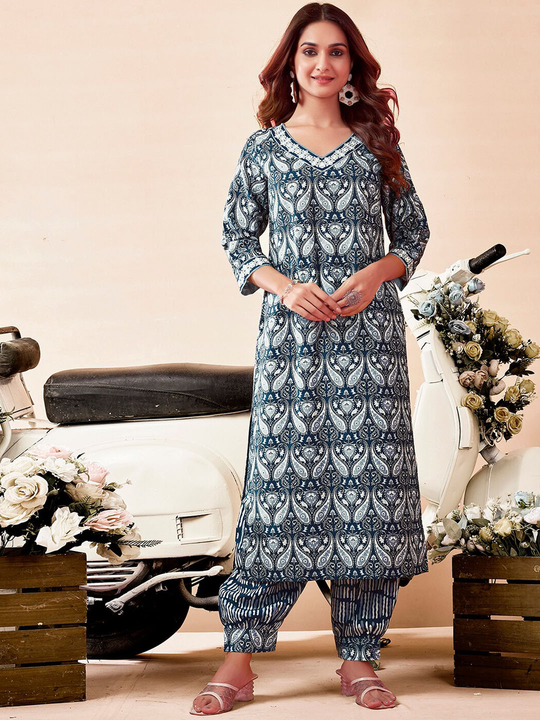 

SKYLEE Paisley Printed Straight Kurta & Salwar With Dupatta, Navy blue