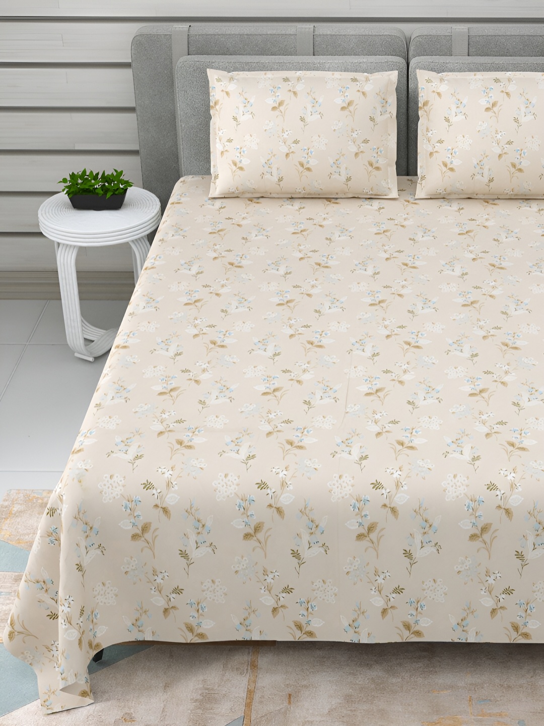 

DREAM WEAVERZ Beige & Green Floral Cotton 220 TC King Bedsheet with 2 Pillow Covers