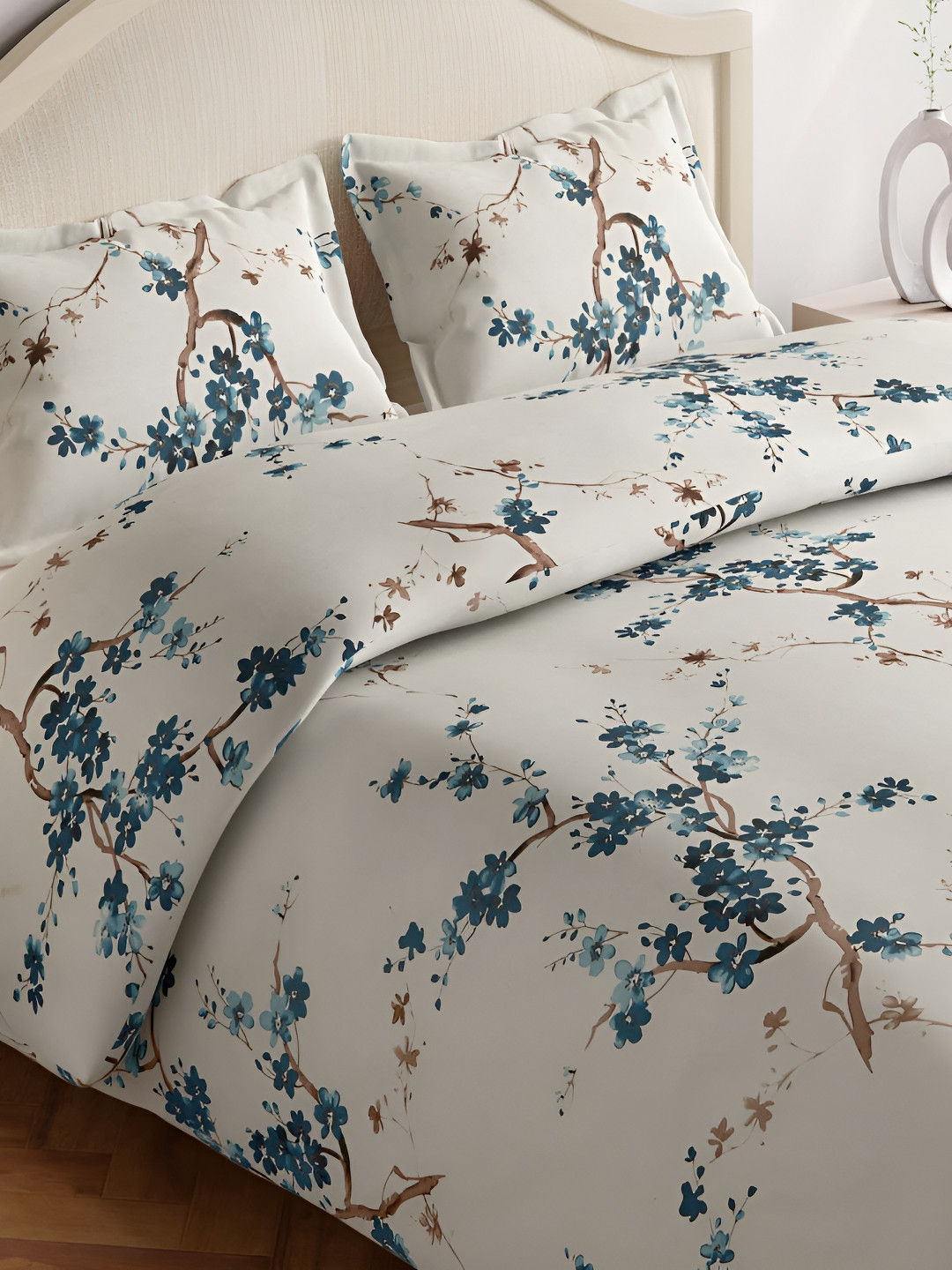 

Aura Teal & White Floral 220 TC King Bedsheet with 2 Pillow Covers