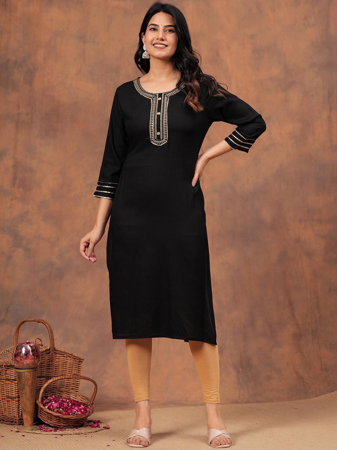 

KPF Embroidered Round Neck Thread Work Straight Kurta, Black