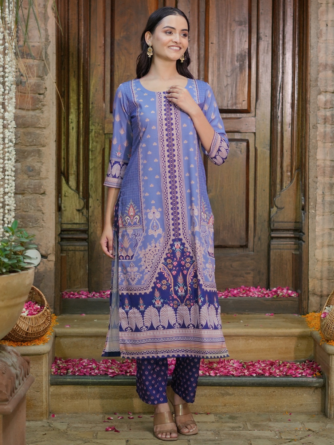 

Libas Floral Printed Round Neck Three-Quarter Sleeves Kurta with Trousers, Blue