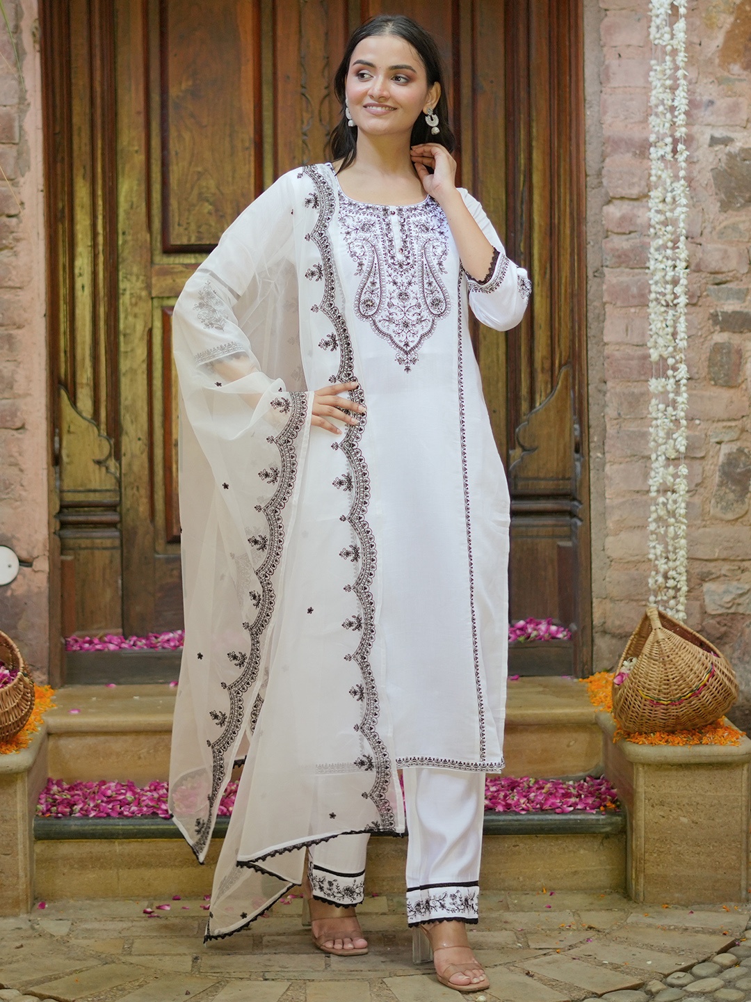 

Libas Paisley Embroidered Round Neck Three-Quarter Sleeves Sequinned Kurta Set, White