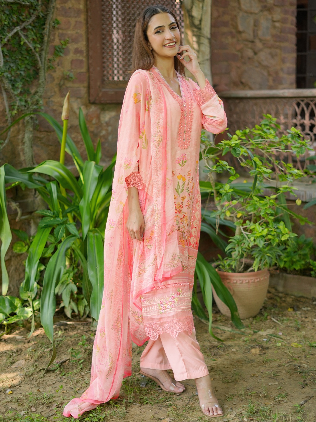 

Libas Floral Printed V-Neck Long Sleeves Beads and Stones Kurta Set, Pink