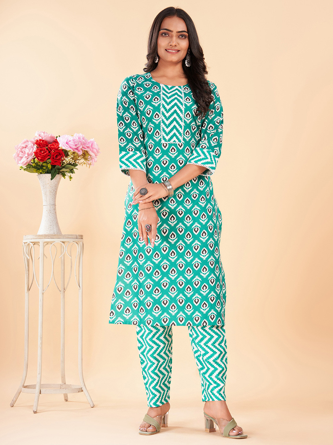 

A.V.M Prints Ethnic Motifs Printed Round Neck Pure Cotton Straight Kurta Set, Green