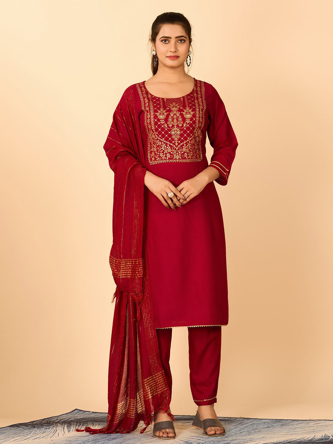 

A.V.M Prints Floral Printed Pure Cotton Straight Kurta With Trousers & Dupatta, Maroon