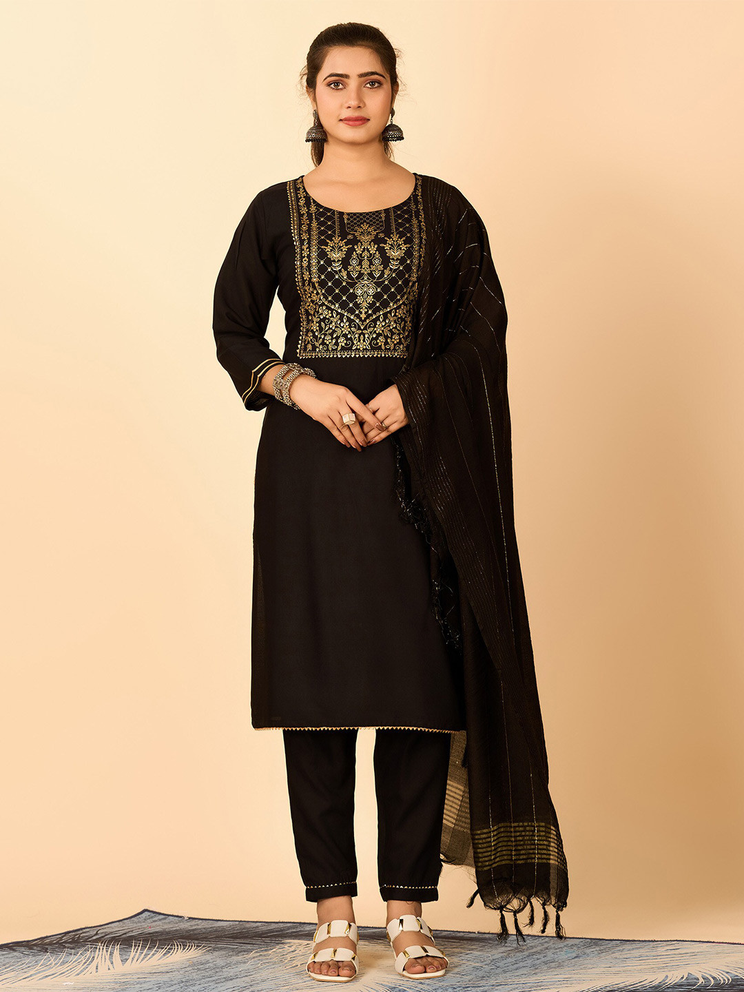 

A.V.M Prints Floral Printed Straight Kurta With Dupatta, Black