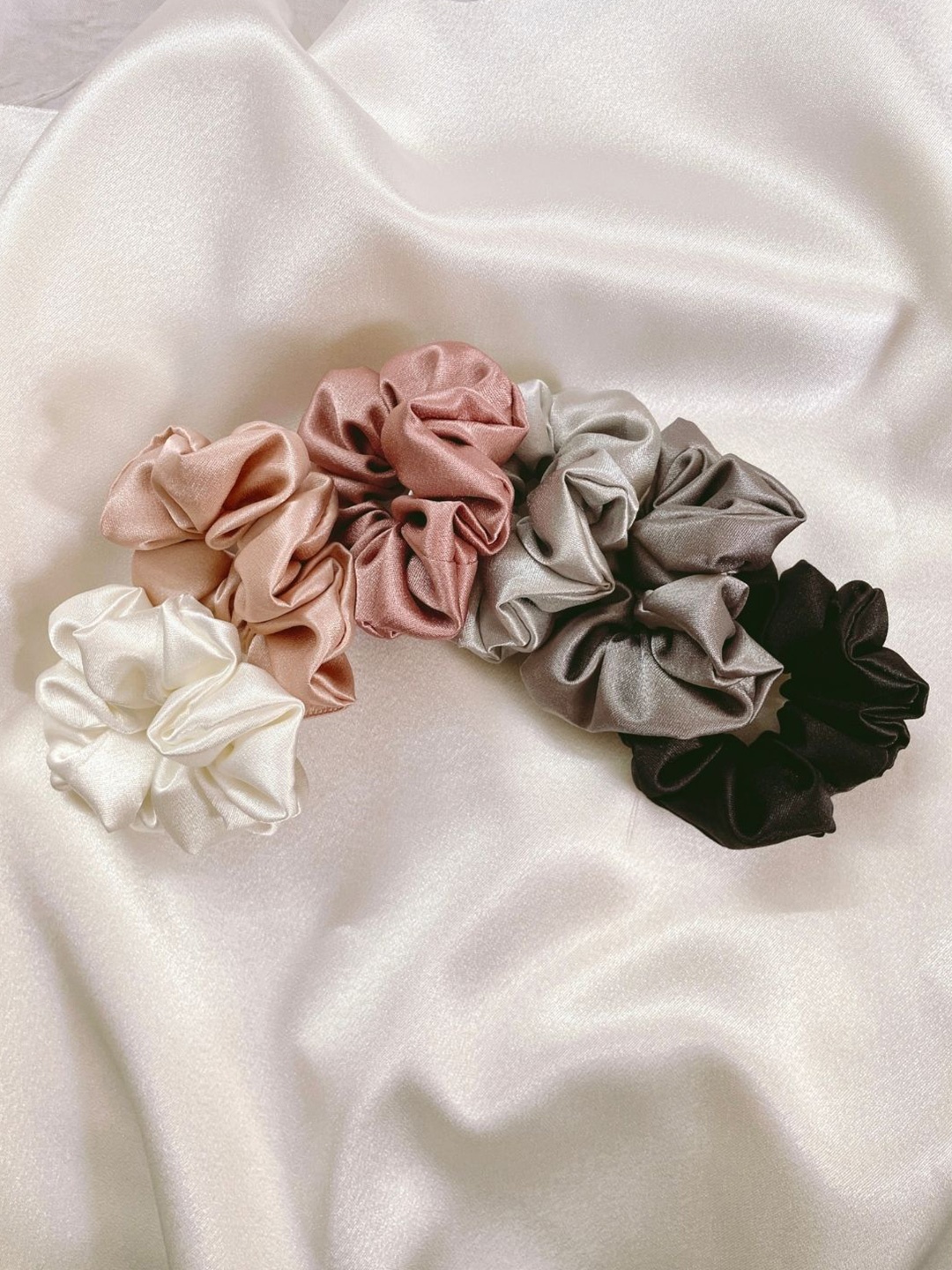 

Mueras Set of 6 Satin Silk Scrunchies, Black