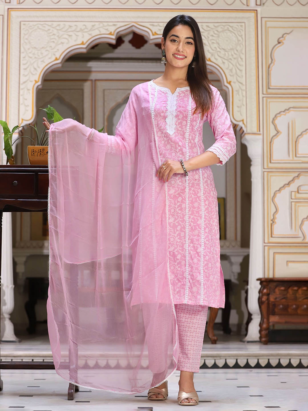 

SINGNI Ethnic Motifs Embroidered Straight Kurta & Trousers With Dupatta, Pink