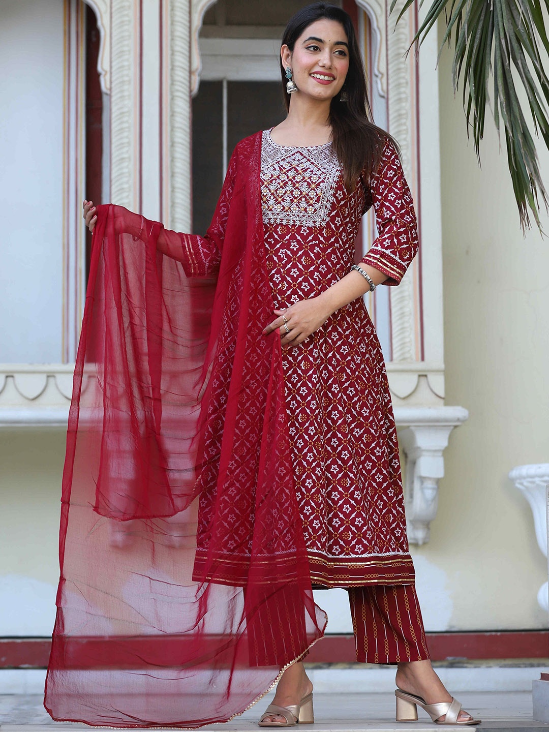 

SINGNI Round Neck Ethnic Motifs Embroidered Regular Mirror Work Kurta Set, Maroon