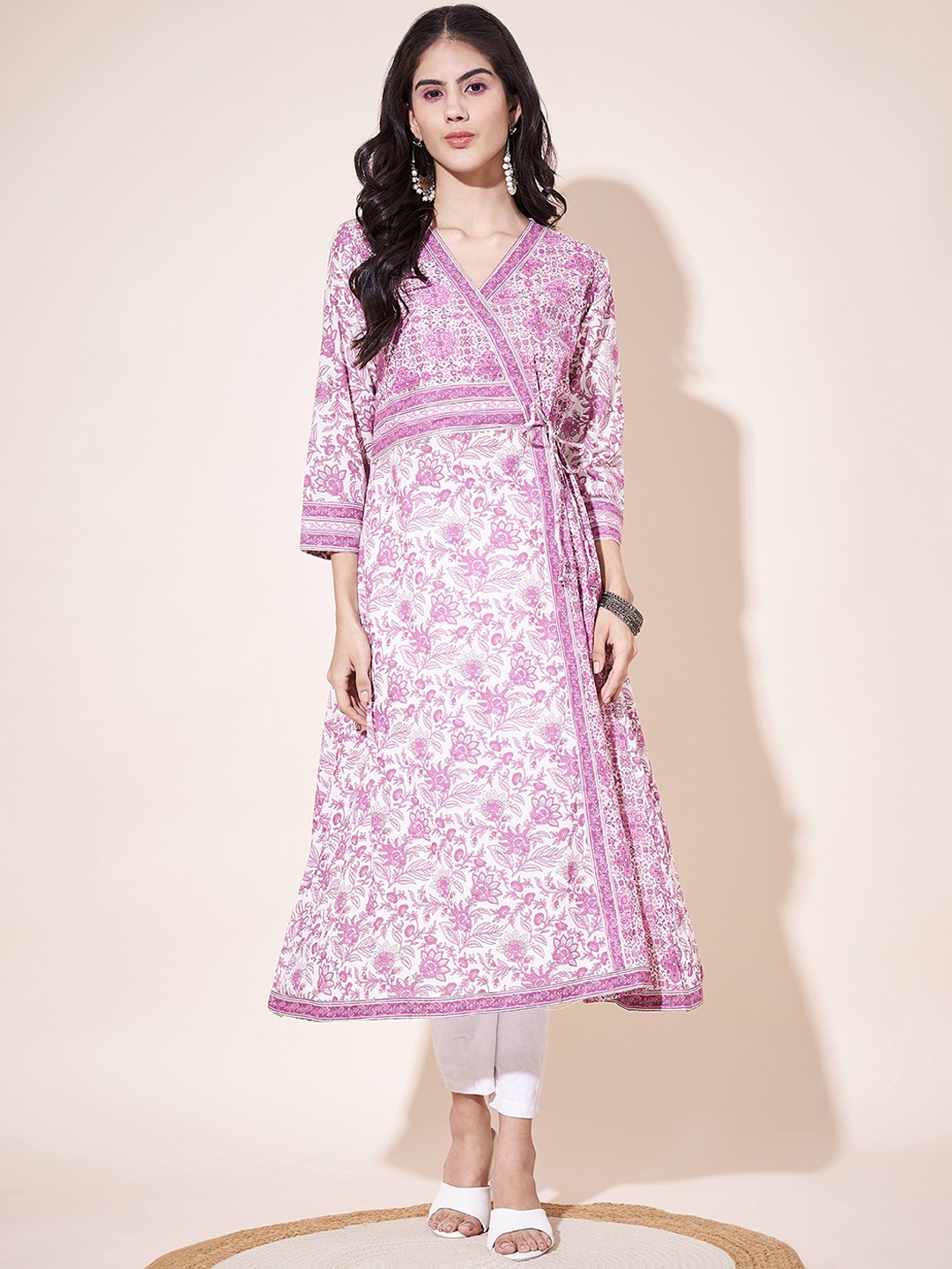 

Vbuyz Floral Printed Thread Work Floral Kurta, Pink