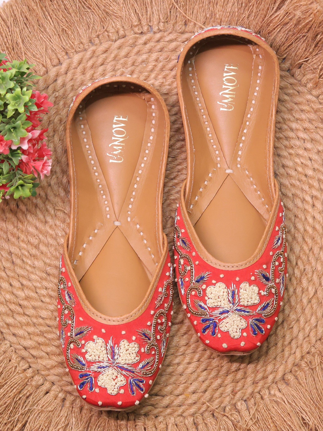 

UMNOVE Embellished Round Toe Mojaris, Red