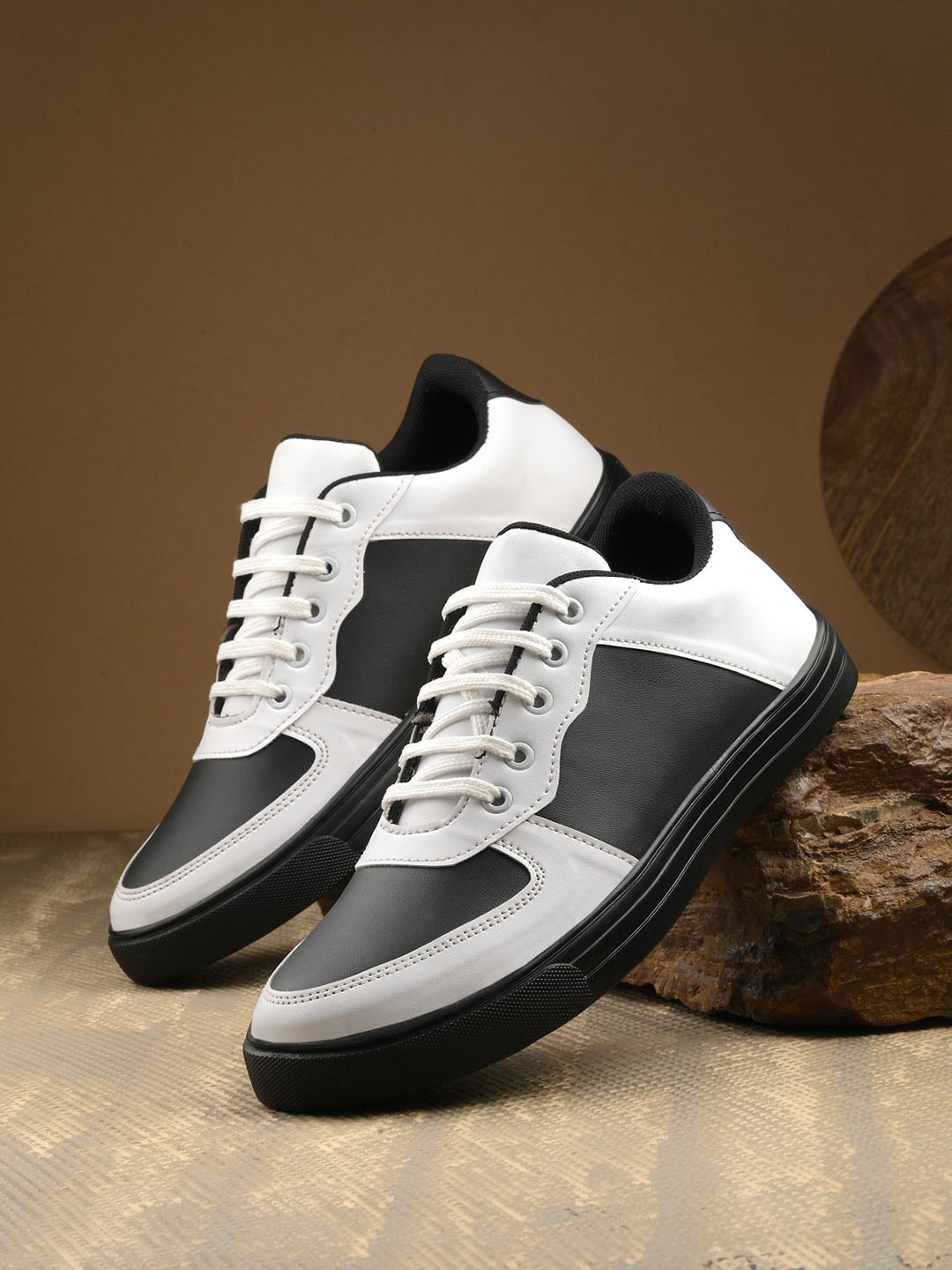 

HERE&NOW Men Black Colourblocked Round Toe Lightweight Sneakers