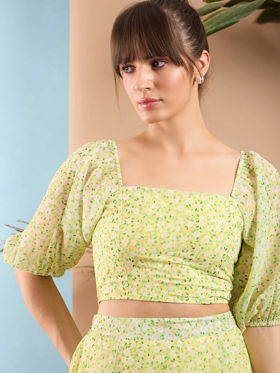 

SASSAFRAS Yellow & Green Floral Printed Puff Sleeve Fitted Crop Top
